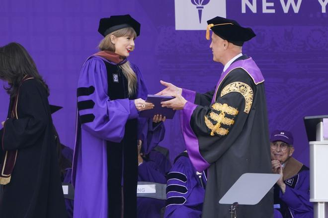 Taylor Swift recibe el Doctorado Honoris Causa en Bellas Artes de la Universidad de Nueva York