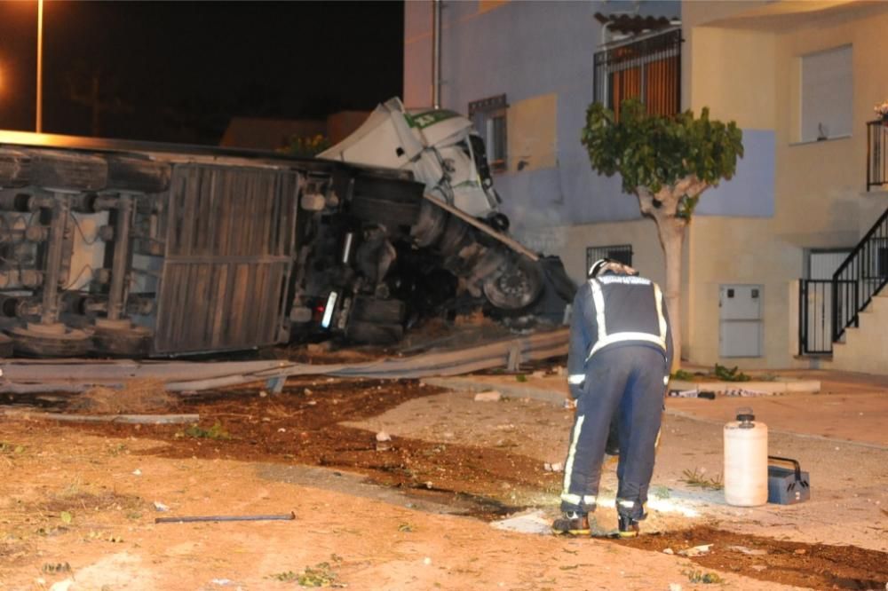 Un tráiler se estrella contra una casa en Librilla