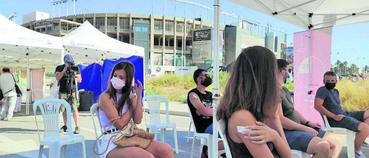 Vacunación sin cita previa durante la tarde del sábado en el estadio Martínez Valero.  | MATÍAS SEGARRA