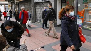 Callas de Madrid con paseantes utilizando mascarilla. 
