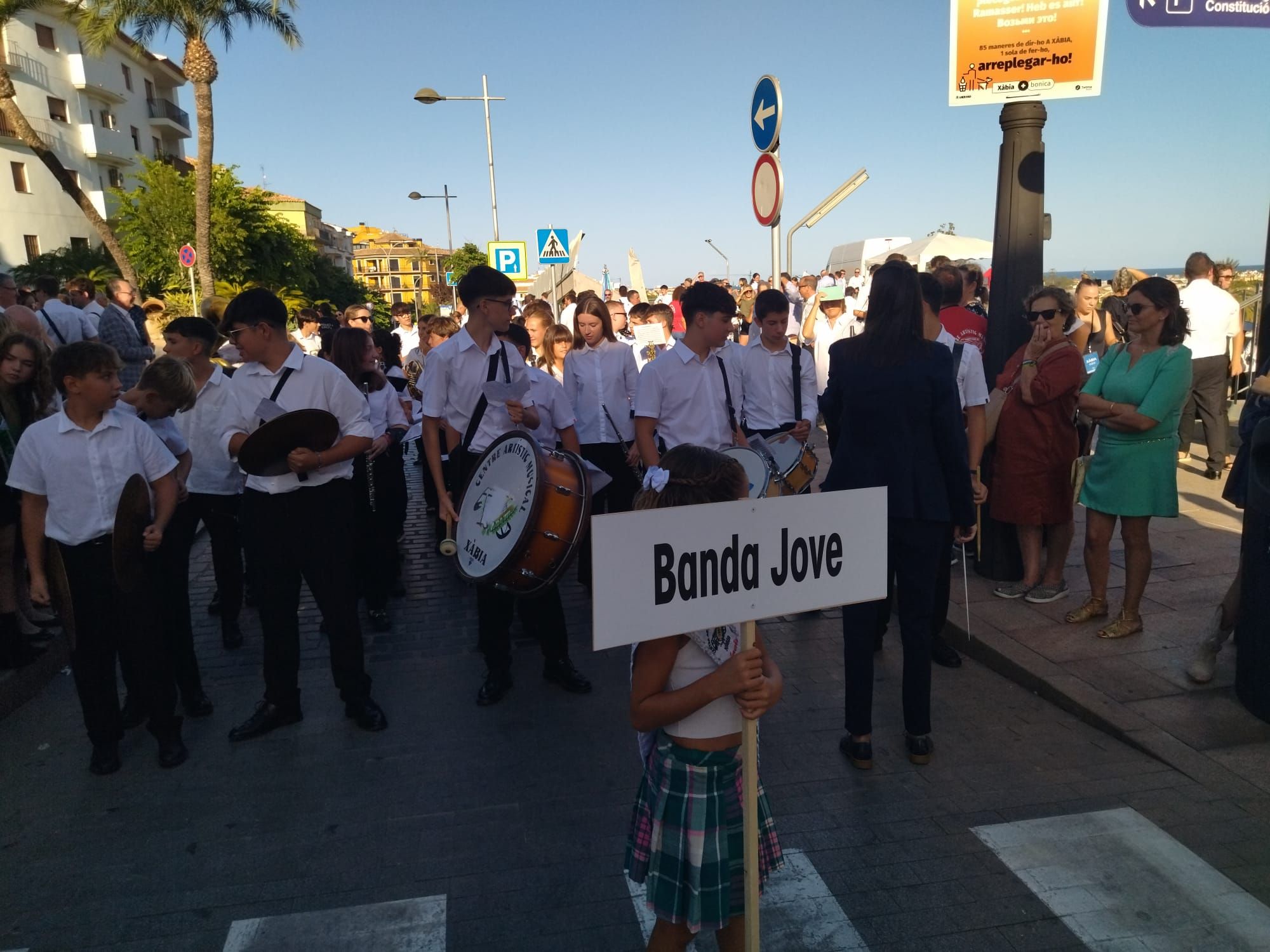 Xàbia, capital de la música: más de 800 músicos de toda la comarca llenan de vida las calles (imágenes)