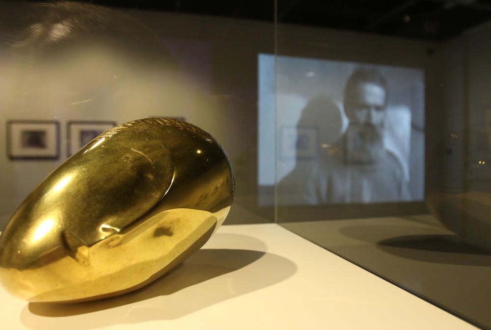 La filial malagueña del museo parisino se sumerge en la obra de Constantin Brancusi a través de un centenar de fotografías, filmaciones, esculturas y dibujos que descubren las inquietudes de un creador que caminó por delante de su tiempo