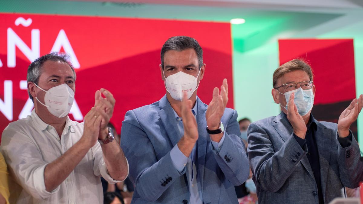 El presidente del Gobierno, Pedro Sánchez, junto al nuevo secretario general del PSOE de Andalucía, Juan Espadas, y el 'president' de la Generalitat valenciana, Ximo Puig, durante el acto celebrado por los socialistas en Jaén, este 4 de septiembre de 2021.