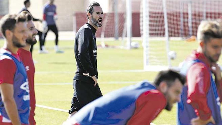 Vicente Moreno da instrucciones a sus jugadores durante el entrenamiento del jueves en Son Bibiloni.