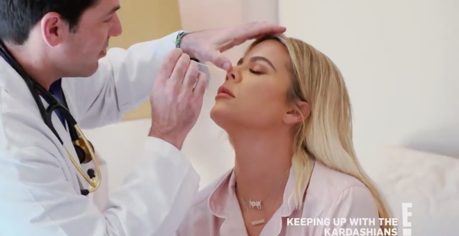Khloé Kardashian haciéndose la prueba del Coronavirus