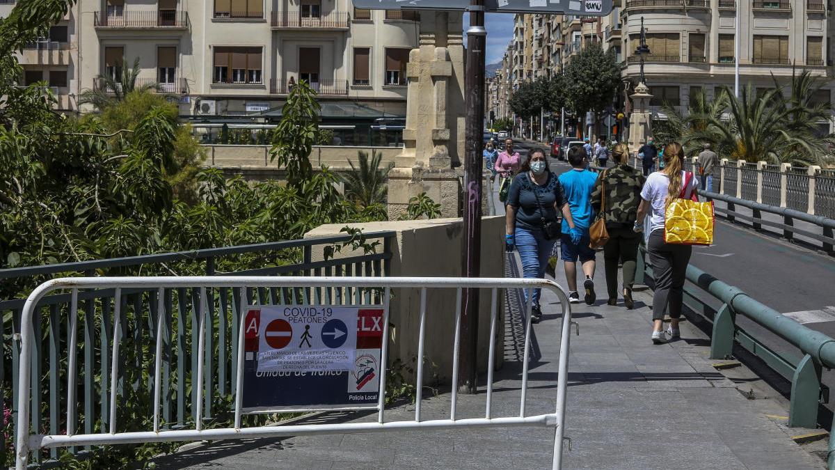 Personas circulando en ambas direcciones por el puente de Canalejas pese a las recomendaciones