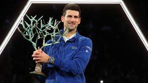Djokovic posa con su sexto trofeo en París.