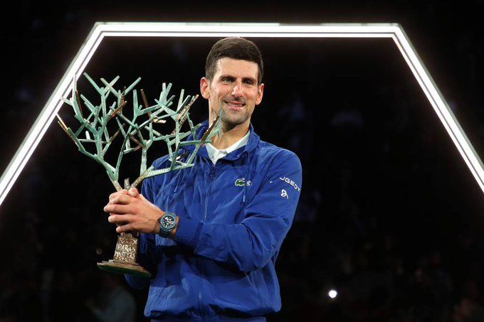 Djokovic posa con su sexto trofeo en París.