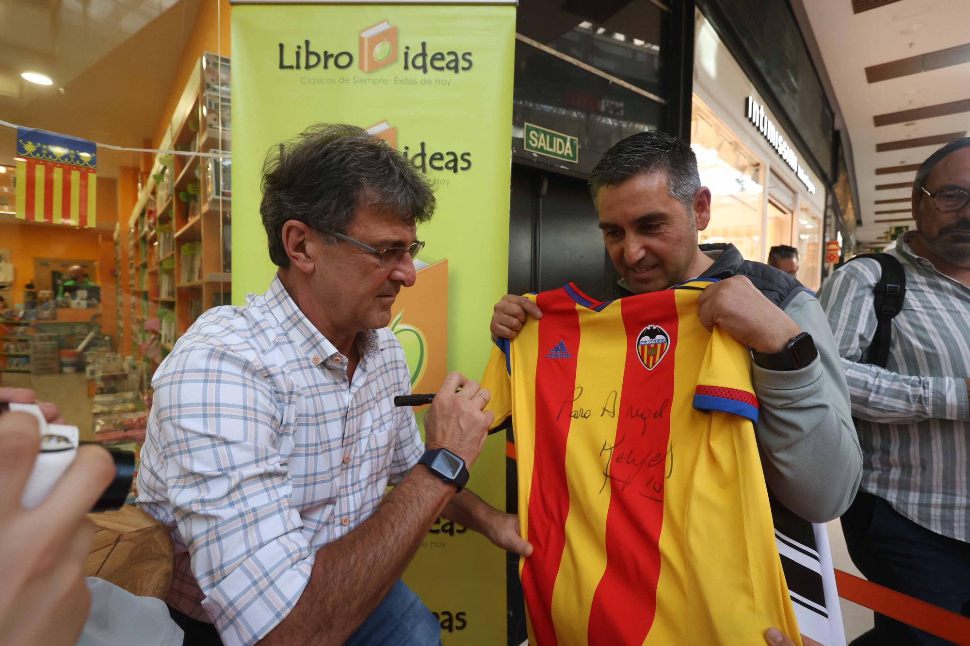 La firma de libros de Kempes en Valencia