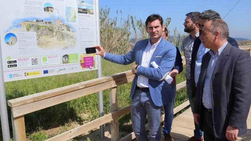 Presentación del panel de realidad aumentada en A Lanzada. // Muñiz