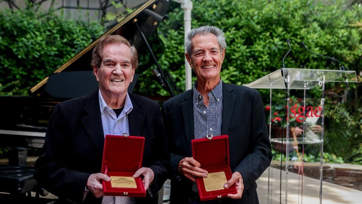 Los integrantes del Dúo Dinámico, Manuel de la Calva (izda.) y Ramón Arcusa, posan en la concesión de la Medalla de Honor de SGAE, en la sede de la entidad en Madrid.