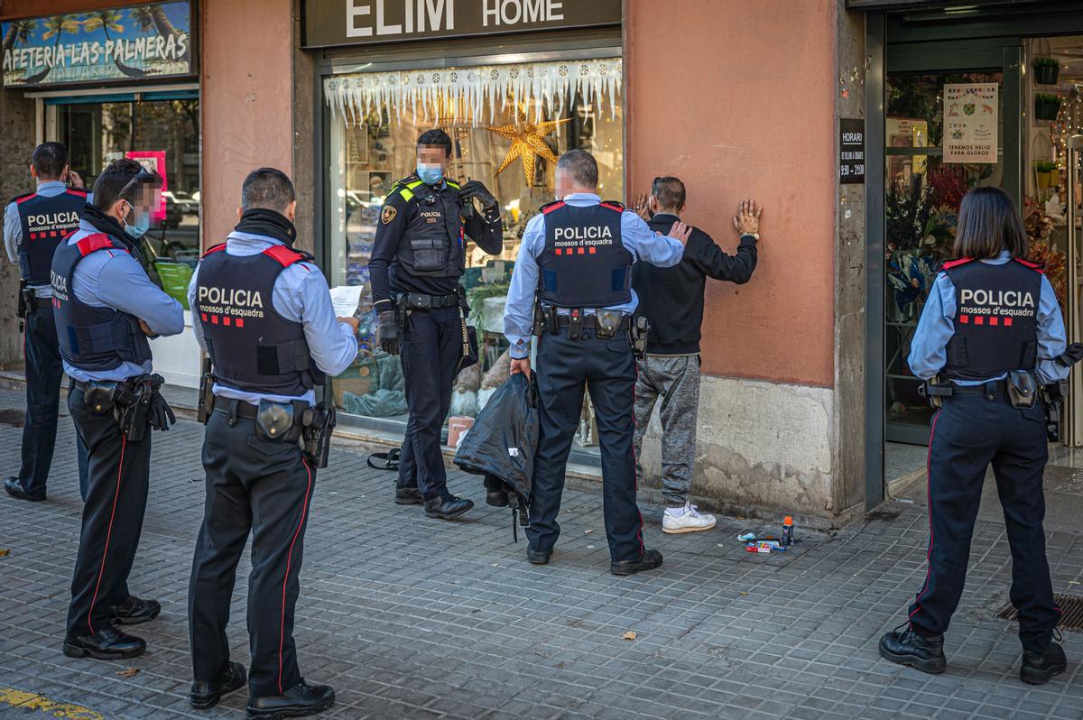 Els Mossos investiguen un atracament a un banc de la Meridiana de Barcelona Els Mossos investiguen un atracament a un banc de la Meridiana de Barcelona