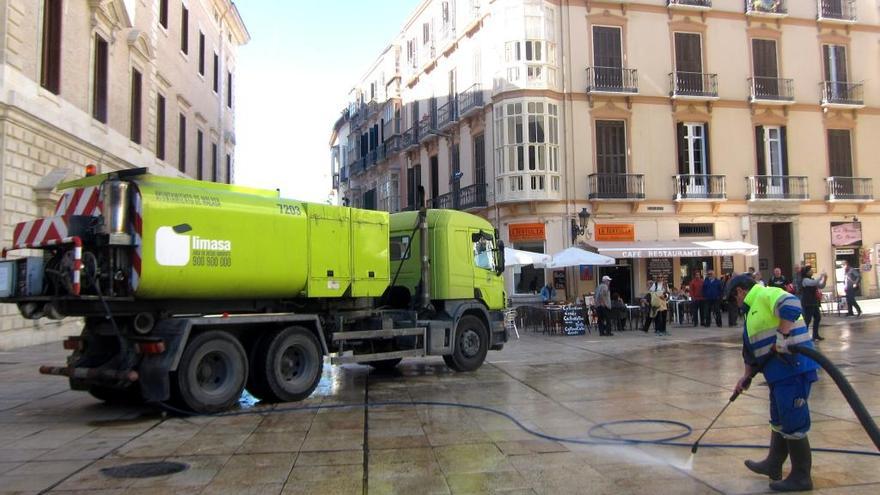 Operarios de Limasa trabajando en tareas de limpieza.