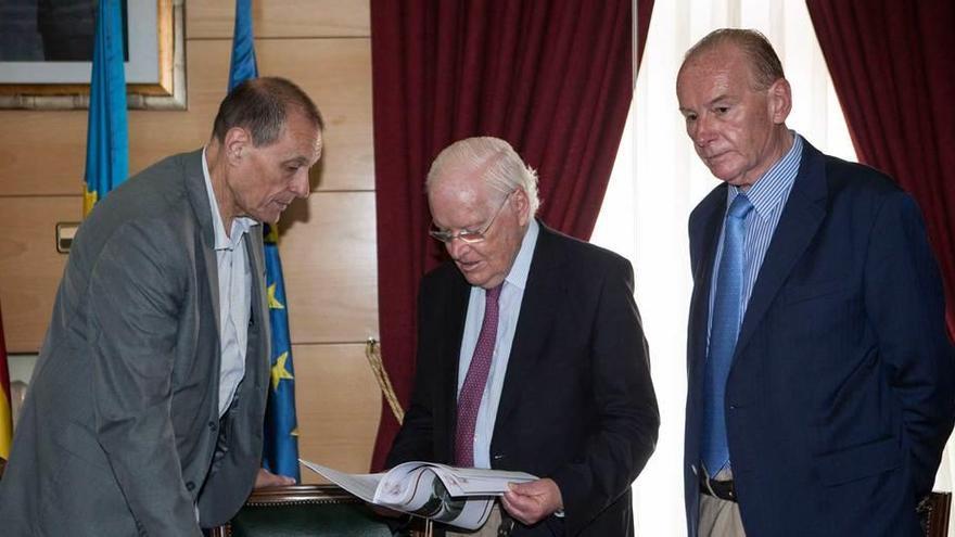 Jesús Sánchez entrega un obsequio a Luis y Gonzalo Adaro, ayer, en el acto del Ayuntamiento.