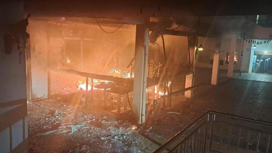 Un incendio destruye un negocio en un centro comercial del sur de Lanzarote