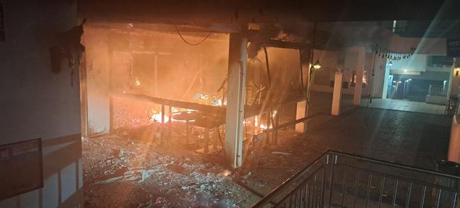 Un incendio destruye un negocio en un centro comercial del sur de Lanzarote