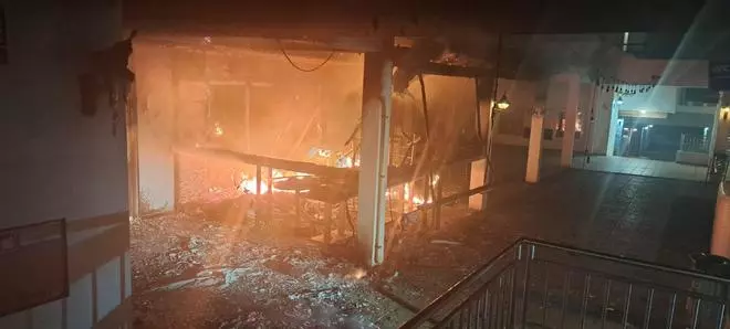 Un incendio destruye un negocio en un centro comercial del sur de Lanzarote