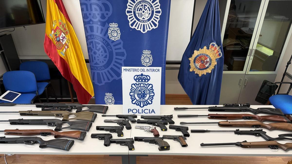 Arsenal de armas que la Policía halló en la casa del sospechoso.