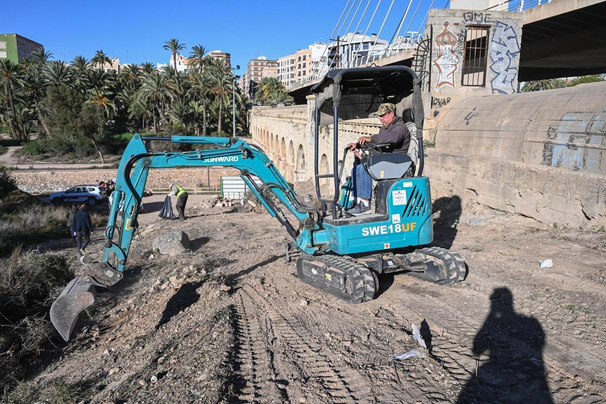 Trabajos de limpieza junto al Acueducto de Riegos de Levante este martes por la mañana