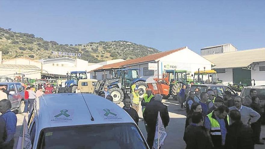 Los agricultores cortan la A-45 en Lucena por los bajos precios agrarios