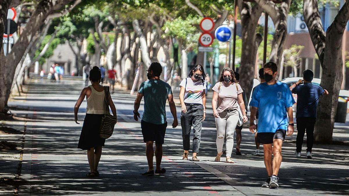 Varias personas pasean con mascarillas por la avenida José Mesa y López de la capital grancanaria. | | JOSÉ CARLOS GUERRA