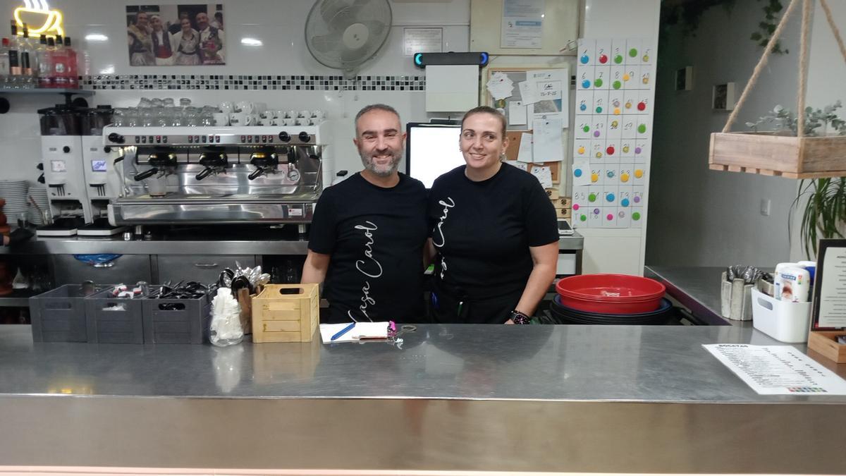 Jose y Carol, la pareja propietaria del bar