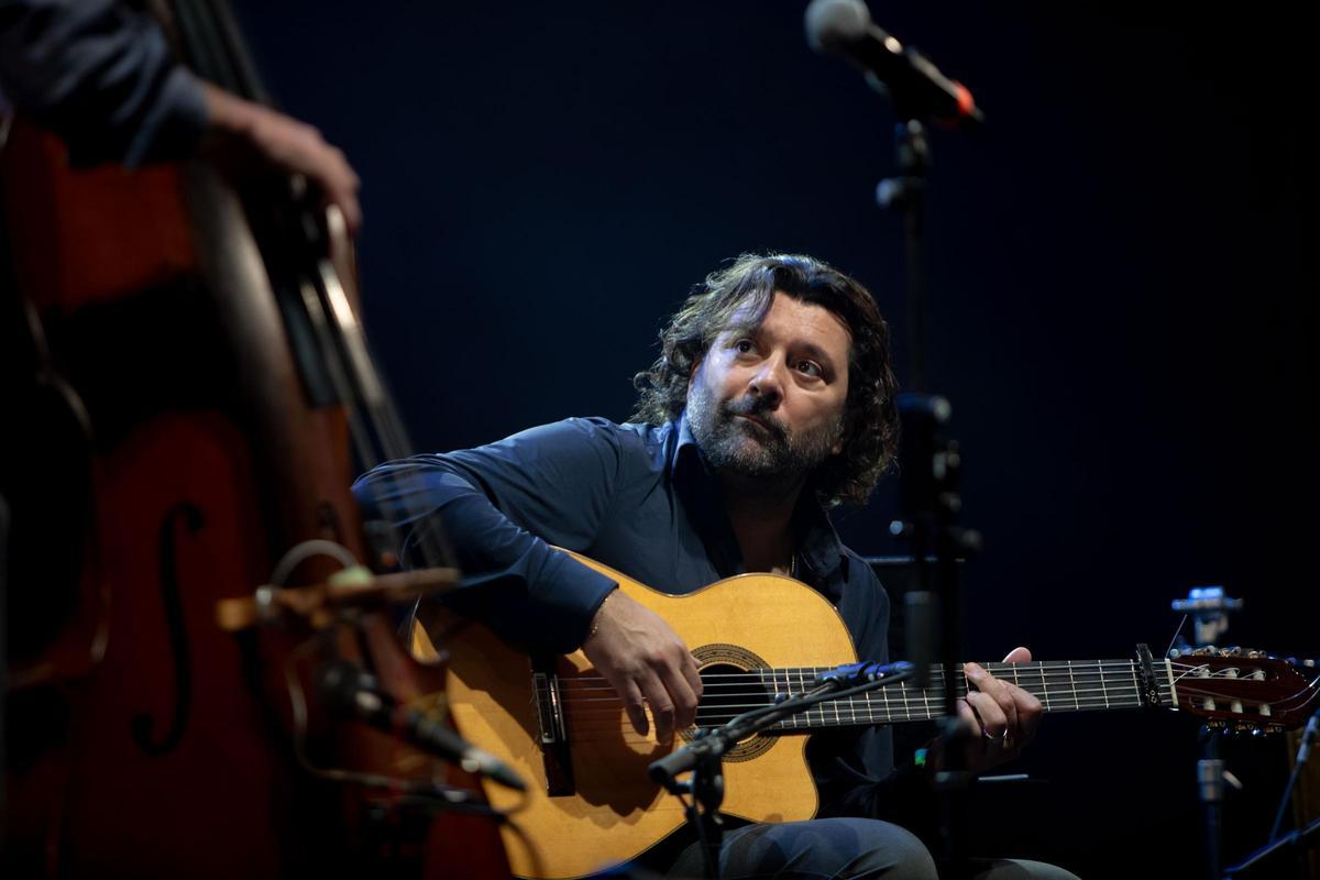 Josemi Carmona junto a su guitarra flamenca