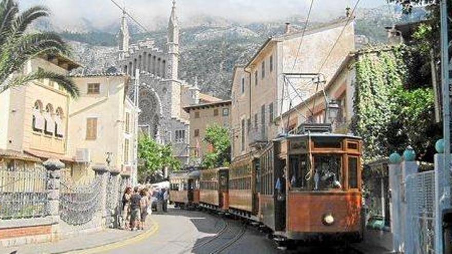 Die Straßenbahn von Sóller fährt durch die Stadt direkt zum Hafen ans Meer.