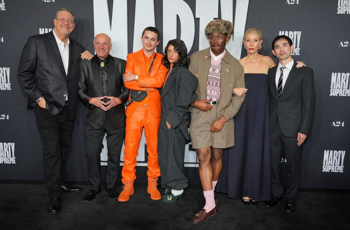 Penn Jillette, Kevin O'Leary, Tyler Okonma (Tyler, The Creator), Timothee Chalamet, Odessa A'zion, Gwyneth Paltrow y Koto Kawaguchi en el estreno de 'Marty Supreme'.