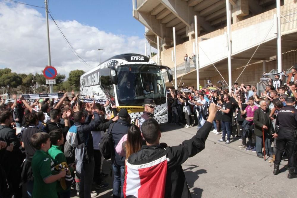 Salida de los jugadores y las peñas del FC Cartagena hacia Murcia para el derbi