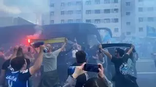 Así fue el recibimiento de la afición del Real Oviedo al autobús de los jugadores