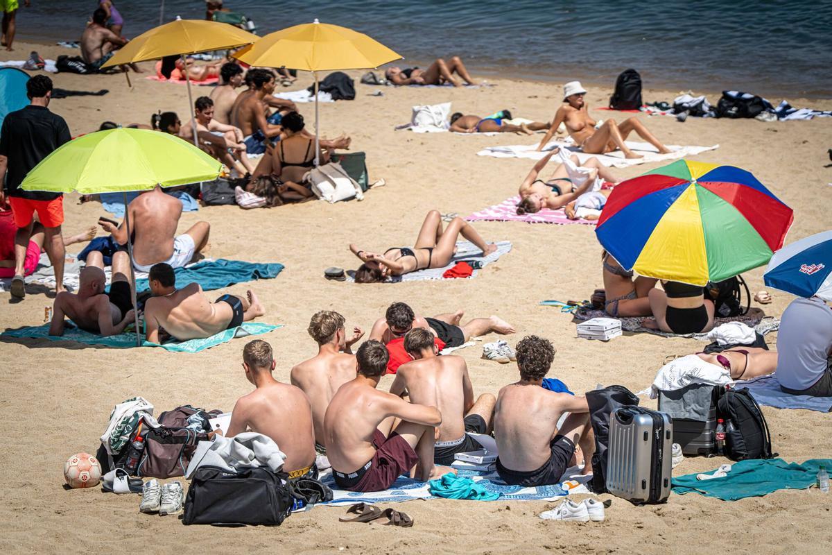 Las playas de Barcelona se llenan con el aumento de las temperaturas