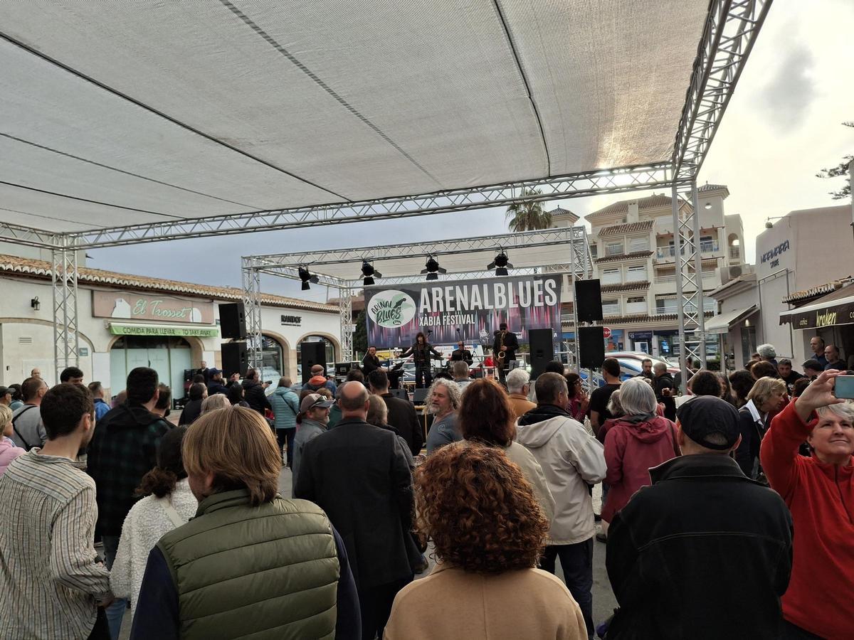 El público, en el primer concierto del Arenal Blues