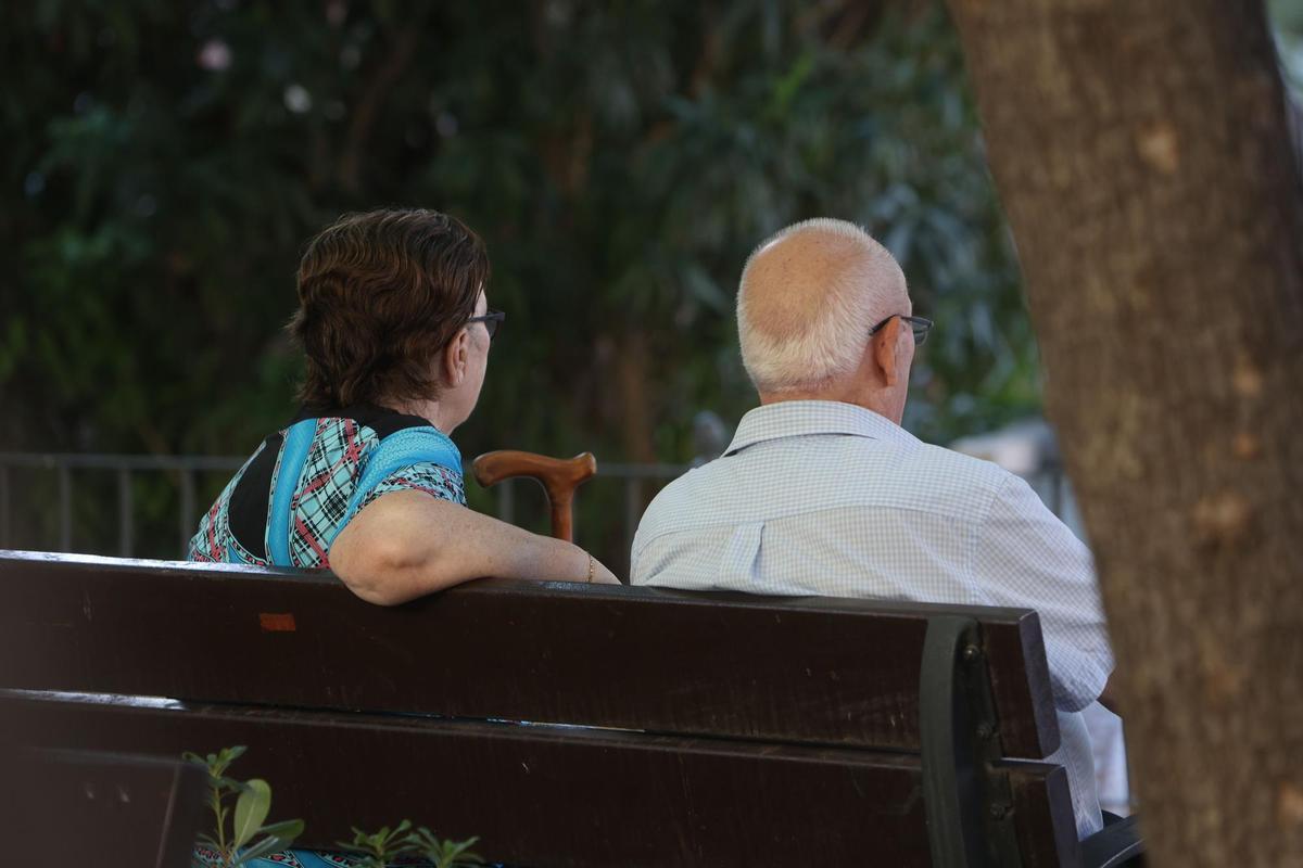 Una pareja de pensionistas en una plaza de Alicante.