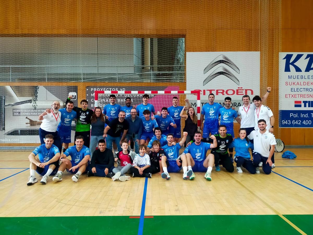 La plantilla del Contazara celebra el triunfo con los aficionados desplazados a Hondarribia.