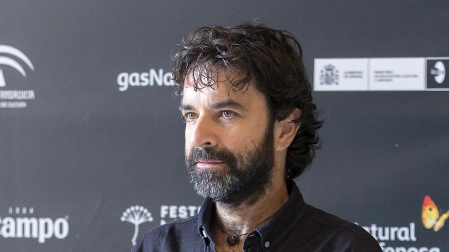 El director de cine, Mateo Gil posa ante los medios tras presentar su película &quot;Las leyes de la termodinámica&quot; en el vigésimo primer Festival de Cine en Español de Málaga.
