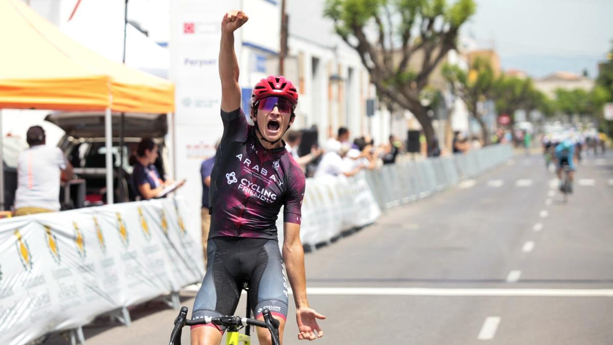 Pau Llaneras (Arabay Cycling Friendly Baleares), a su llegada a Vila-real.