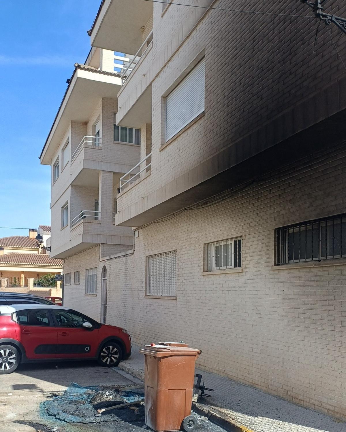 Contenedor incendiado.