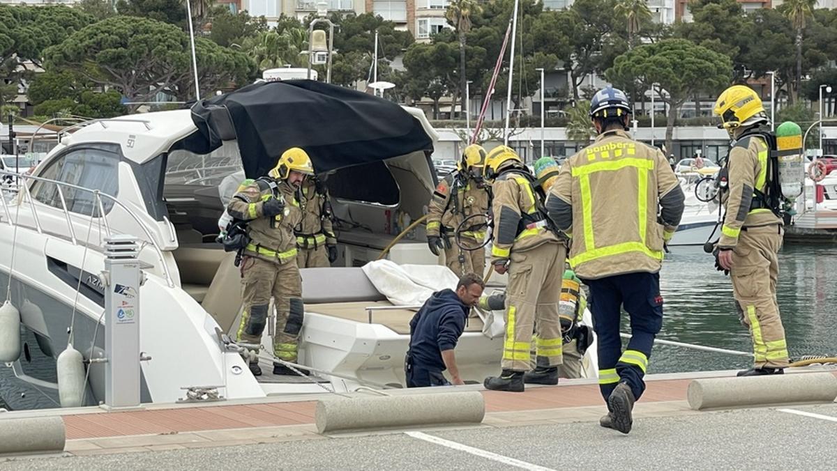 Les imatges de l'incendi d'un iot a Blanes