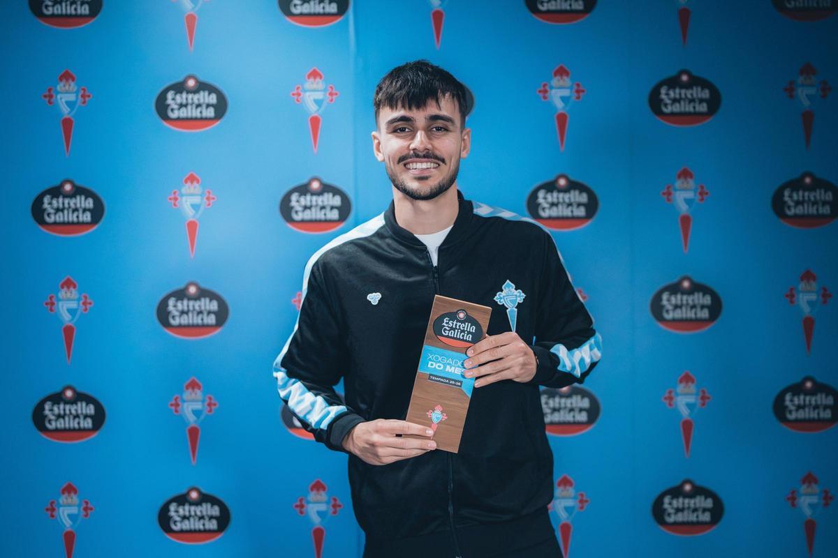 Miguel Román sostiene el trofeo Estrella Galicia al mejor jugador del Celta en febrero.