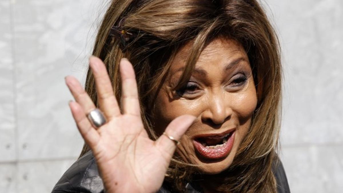 Tina Turner saluda, durante la Semana de la Moda de Milán, en una imagen del 2011.