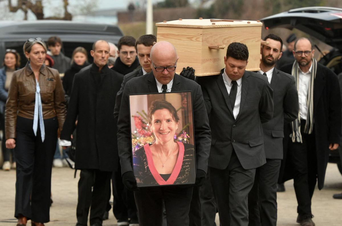 El compañero de Agnes Lassalle, Stephane Voirin, baila cerca del ataúd durante la ceremonia fúnebre de la profesora de francés Agnes Lassalle en Biarritz, Francia