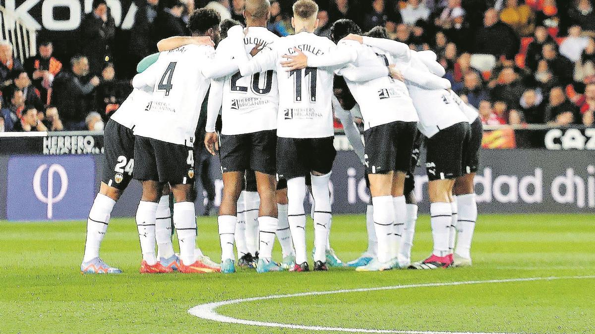 La plantilla del Valenciase conjura antes de unpartido en Mestalla.  f.calabuig