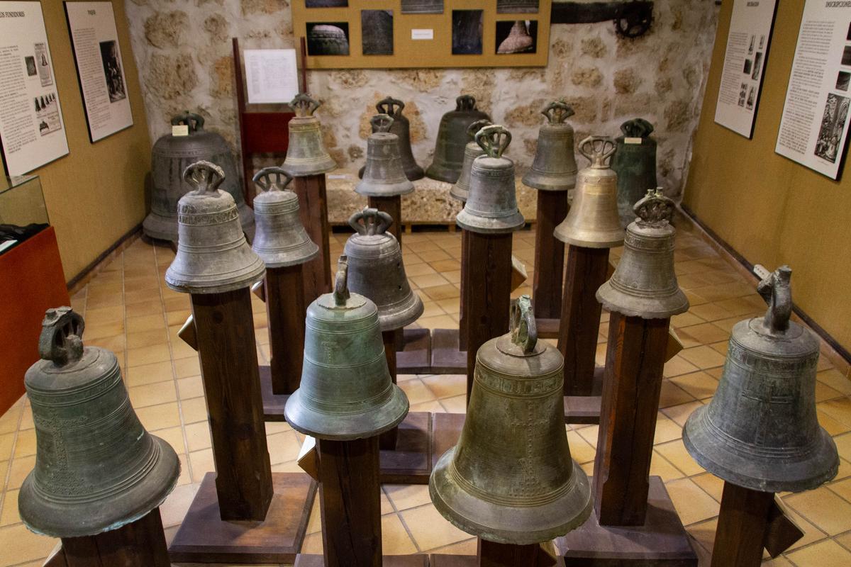 Vista de parte de la colección de campanas del museo Joaquín Díaz de Urueña.