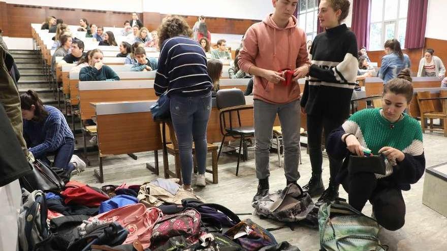 Estudiantes, a punto de presentarse a las pruebas de selectividad en la Universidad de Santiago. // X.A.