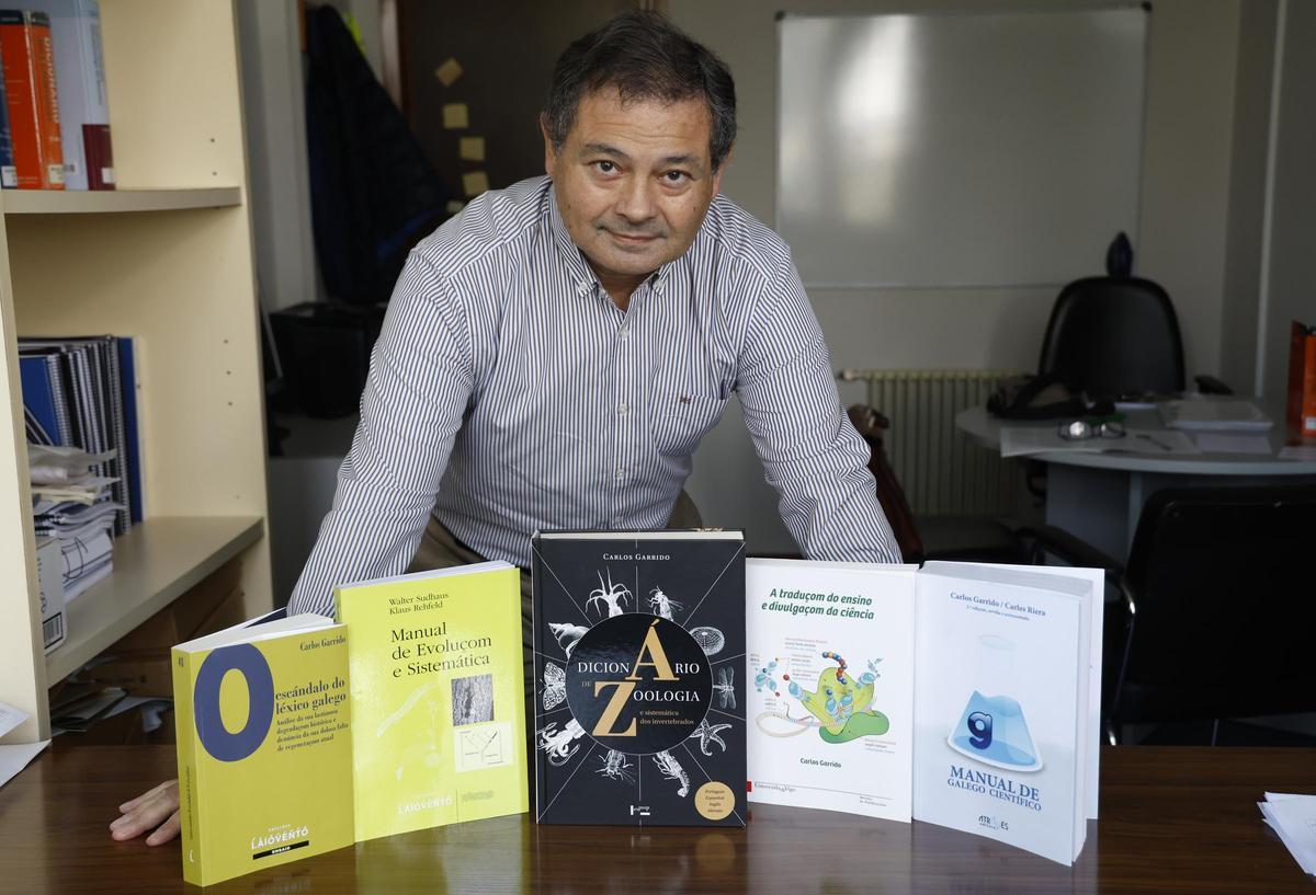 O profesor Garrido, con algunhas das súas obras publicadas.