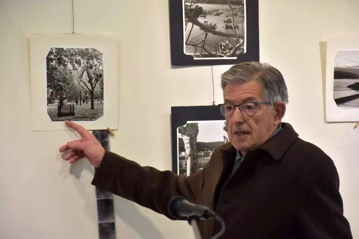 Enrique García en la exposición presentada recientemente en Cee.