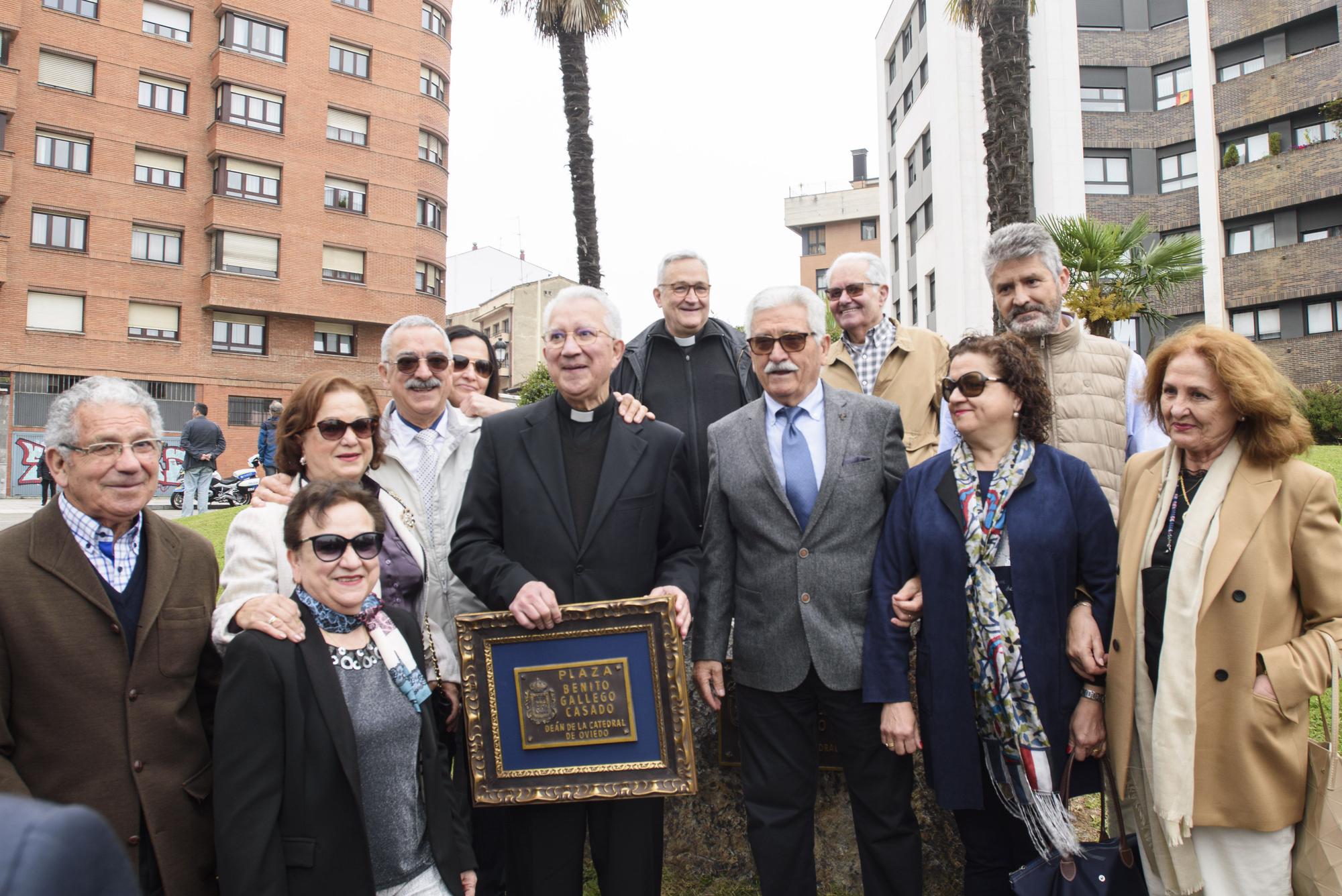 El deán de la Catedral de Oviedo ya está en el callejero: así fue la inauguración de la plaza Benito Gallego
