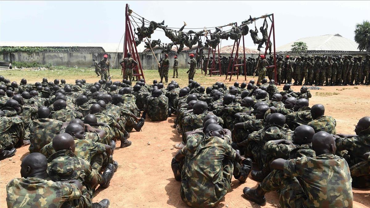 Soldados nigerianos en un campo de entrenamiento.