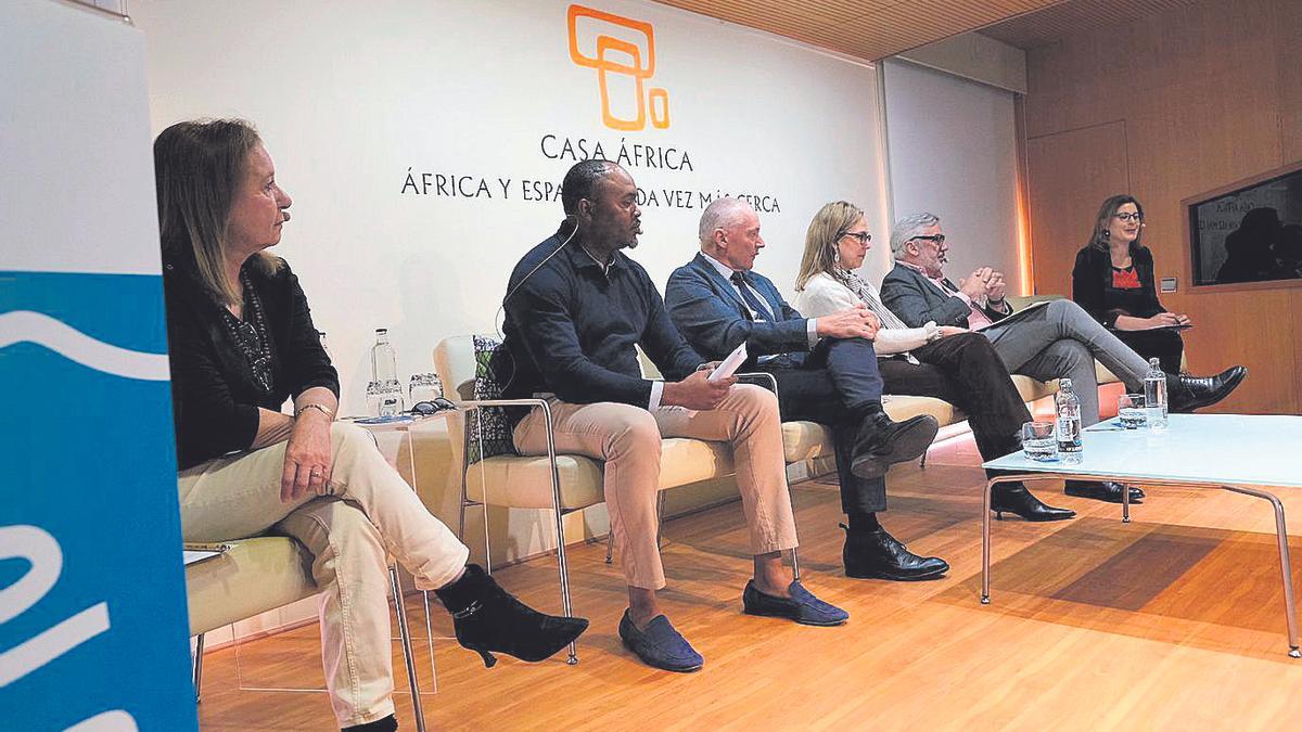 Maribel Monzón (izq.), Kingsley Odiesi, Luis Padilla, Ana Suárez, Lluís Serra y Adriana Regidor.